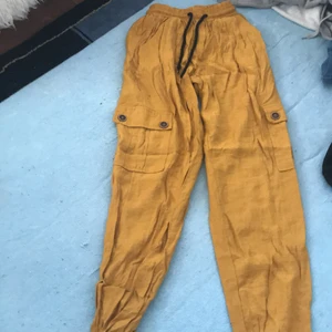Gula byxor  - Jätte fina o sköna o kalla lite när man går ut 