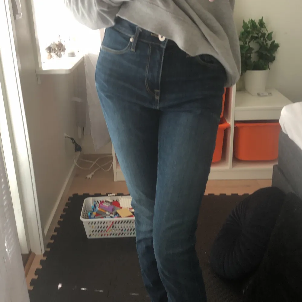 Ett par lowast jeans. Som är pösiga ner till⭐️ . Jeans & Byxor.