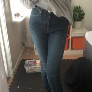 Ett par lowast jeans. Som är pösiga ner till⭐️ 