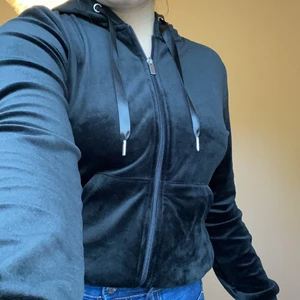 Gina tricot kofta - Säljer nu min fina kofta pågrund av att den inte kommer till användning. Jag köpte den för 300kr säljer för 150. Koftan är knappt använda och har inga skador eller fläckar kanske använt 3/4 gånger men är som ny❤️ Nypris 300kr