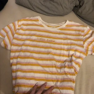 Fin t-shirt - En fin t-shirt i färglagda färger med en text på. Den här t-shirten är lite längre och större men fortfarande i storlek xs-s. Man kan vika in den i t.ex bh:n som blir jätte fint om man tycker att den är för lång🥰