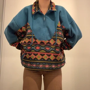 Mysig tjocktröja - Stl 36/38 med en oversized passform, säljer pga lite användning, bra skick, dragkedja fungerar på både fickor och kragen, kan dras åt vid midjan och kragen, perfekt plagg för layers nu på hösten, köpare står för frakt 🤎