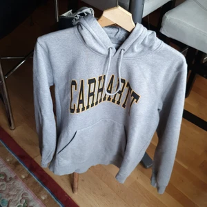 Åkta Carhartt unisex tröja  - Säljer min åkta unisex som är I mycket bra skick och passar till båda kön. Tröjan passar XXS- L beror på hur man vill ha på sig. Finns fler bilder Och användade cirka 4gånger. Kopare står på frakt 