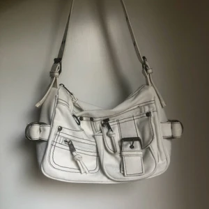 Väska  - Trendig väska jag köpte för 2 år sedan, inte använd alls. Alltså i bra skick🥰 buda med minst 30kr+