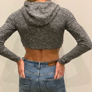  träningströja gymshark strl XS - Snygg träningströja med huva från gymshark i storlek XS men känns som S