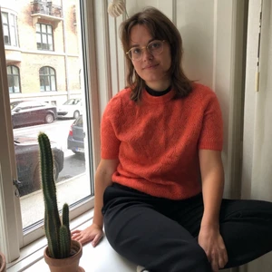 Lovely knitted sweater w/ short sleeves  - Knitted sweater with a beautiful pattern // Vibrant orange/red colour // Elegant look