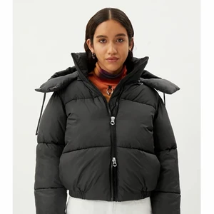 Vinterjacka - Slutsåld vinterjacka från weekday i storlek xs. Jackan är använd 2 gånger och köpt i augusti så den är som i nyskick. Skulle säga att den är true to size och det är därför jag säljer den eftersom jag vill ha den lite större.  Luvan går att ta av om man föredrar utan luva:) Nypris 700kr. Köparen står för frakt (66kr)