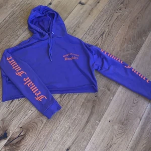 Crop top hoodie  - Lila tröja med orangea detaljer ifrån hm