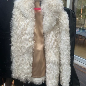 Filippa K pälsjacka - Pälsjacka fårpäls från Filippa K. Ca 10 år gammal, EJ använd. Nypris Ca7000kr. Priset går att diskutera. 