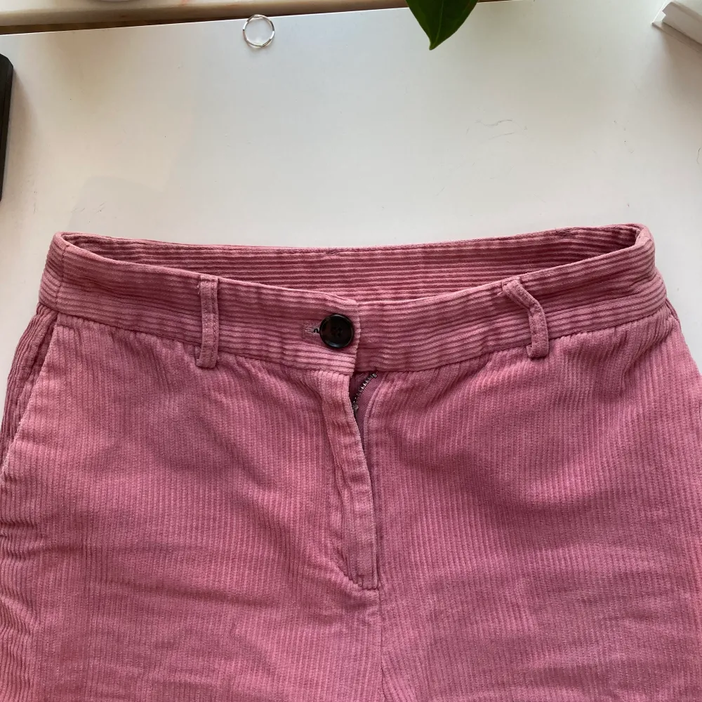 Rosa manchesterbyxor - strolek 34 - från monki - bruna detaljknappar. Jeans & Byxor.