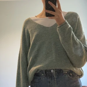 Stickad - Stickad tröja blå/grön - mycket fint skick - skönt och mjukt material - storlek S 