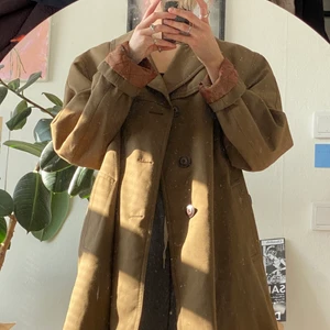 Dress bocaj trenchcoat - Vintage dress bocaj of sweden trenchcoat i strl M-L. Brun på utsidan och guldig orange/brun på insidan