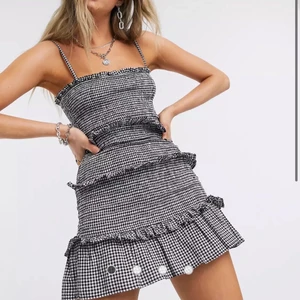 Populär klänning från Bershka - Slutsåld klänning från bershka i strlk xs, men är väldigt stretch så funkar även som S. Använd 2 gånger. Buda.