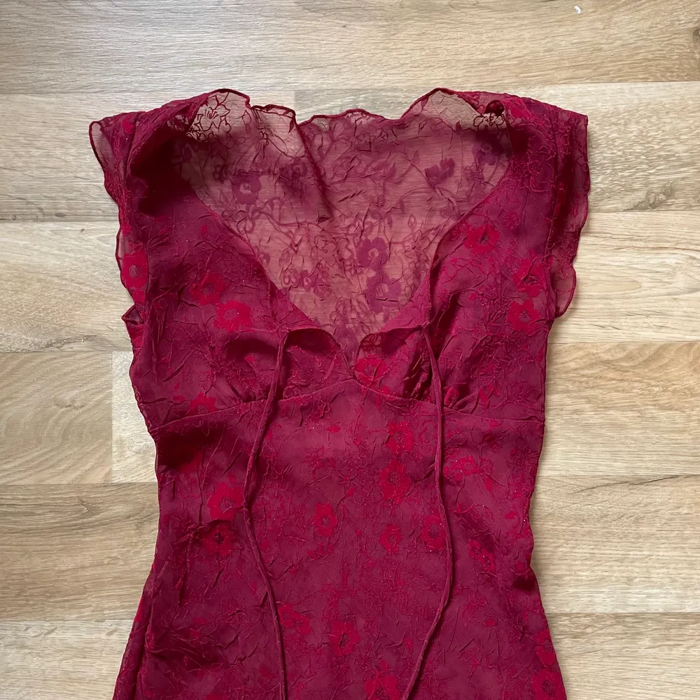 Helt fantastisk röd och transparent meshklänning med glitter! I jättefint skick och säljer endast för att den är för liten för mig 😔 står ingen storlek men jag uppskattar den att vara en S. Passar även en xs om man vill att den ska sitta lösare ❤️. Klänningar.