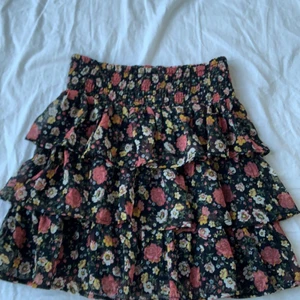 Kjol - Säljer denna kjol för jag inte kommer att använda den men den är i väldigt bra skick storleken är 134-140 men passar även större 