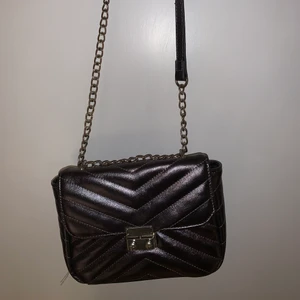 Väska - Köpt på nelly! Låsningen är lite konstig annars supersöt väska!