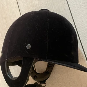 Ridhjälm - Storlek 54-55 svart sammet hjälm🐴💖