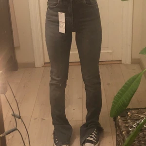 Zara jeans  - Jag säljer dessa slutsålda jeans med slits från zara. De är helt oanvända och prislappen sitter kvar! Köpte för ca 300kr och säljer för 200kr. Köparen står för frakten. 