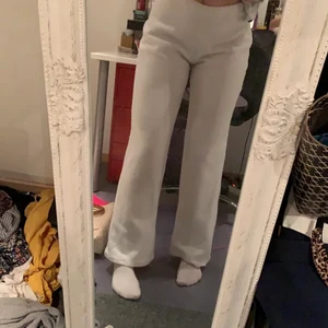 Vita mjuka byxor😘 - Vita superfina och sköna byxor i strl M😍 Såå snyggt att matcha med typ ett par vita uggs🙏😍 Fint skick, inga fläckar använda en gång därflr att jag har ett par liknande☺️KÖP FÖR 150 BJUDER FRAKT💕😊