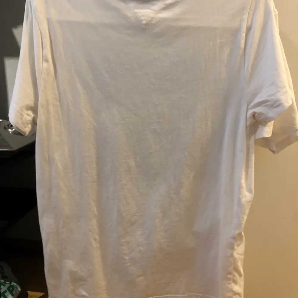 hej! jag säljer min nu gammla vita Tommy Hilfiger tshirt. har växt ur den och inte använt så mycket. den är storlek S. vid frågor eller funderingar skicka gärna ett medelande :) kolla in min profil för har liknande kläder där, kan komma på något rabatt-packet för alla kläder också!. T-shirts.