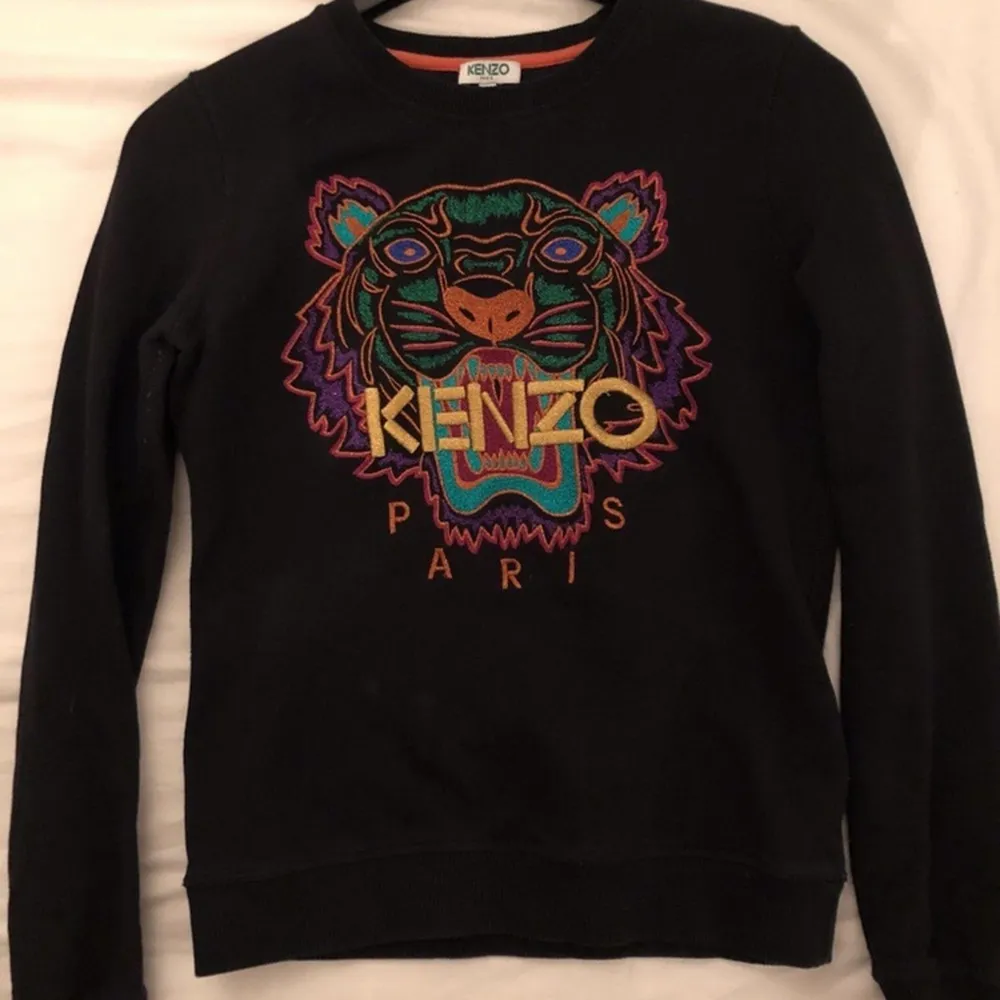 En jätte fin kenzo tröja i nyskick!! Köpt för cirka 2000kr, säljer för 600💓. Tröjor & Koftor.