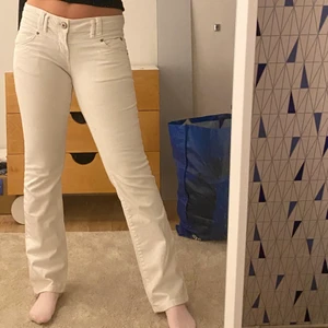 Lågmidjade jeans💥 - Snygga lågmidjade jeans med bootcut! Sitter snyggt runt midjan och går ner till fötterna😍 knappt använda så dom är i jättebra skick!💥💥