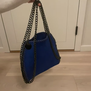 Stella Maccartney liknande väska - En fin blå stella maccartney liknande väska.💗 Säljer då jag inte får någon användning av den, den är i väldigt fint skick då den ändrat är använd en gång och är köpt för cirka två månader sen💗 buda 