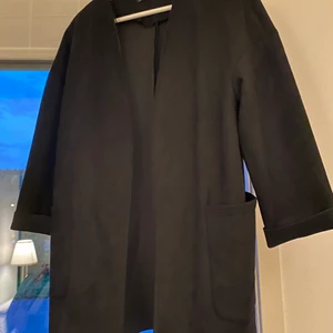 Höstjacka i mockamateriell - Höstig jacka från zara, superfin att ha med en tjocktröja och någon höstig halsduk eller mössa<3
