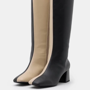 HELT NYA SLUTSÅLDA boots från Monki  - Passa på att fynda höstens populäraste boots! Supersnygga trendiga boots från Monki - perfekta till hösten! Stövlarna är i Beige/Svart i skinnimitation (vegan).   Helt slutsålda, säljes enbart då jag tyvärr råkade köpa fel storlek! Aldrig använda! Storlek 38 men passar även 37.
