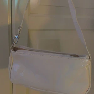 Fin väska - En jättegullig vit väska som tyvär aldrig kommer till användning eftersom jag har sååååå många axelväskor så därför säljer jag några! (Köparen står för frakten!🥰) den är vit utanpå och beige inuti!💕💕