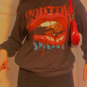 En cool 90s sweatshirt  - En svart sweatshirt med skitcoolt tryck på, har använts ett par gånger men fortfarande i bra skick💕 (kontakta mig för fler bilder!🥰)
