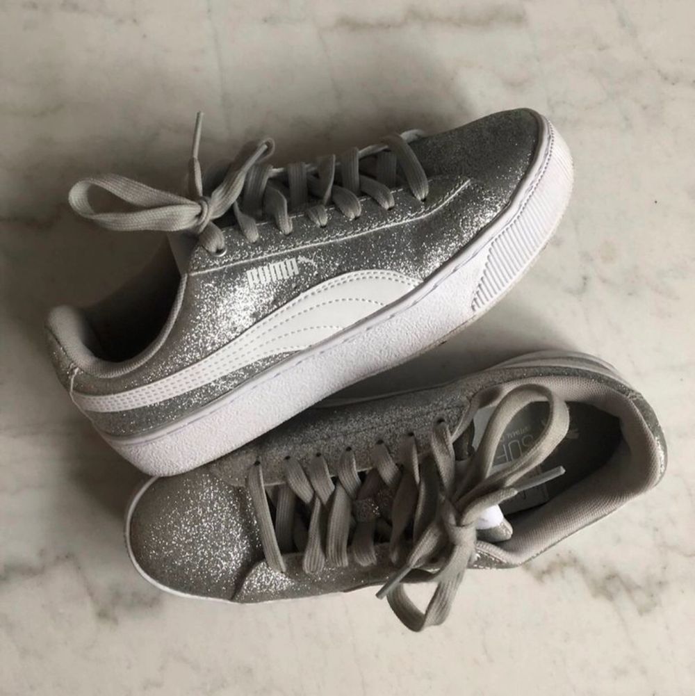 PUMA GLITZ - Sneakers Supersnygga glitter-sneakers från PUMA. Toppskick, använda 1 gång. Säljer pga att jag inte använder dem. Nypris 529kr Jag säljer dem för 400kr. Storlek:36,5. Skor.