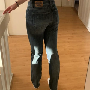 Crocker Jeans  - Mörkblåa jeans från Crocker! Modell 328 straight. Strl:29/32 (passar dock mig som brukar ha w27). Jag är 173!! Köparen står för fraktkostnaden😊