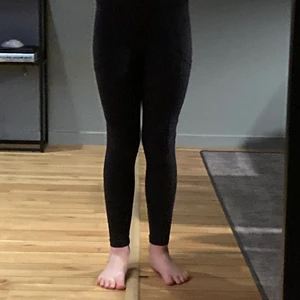 SOC 134-140 - Tjocka träningstights från stadium, fickor på sidorna av benen. 