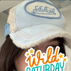 von dutch keps  - super fin baby blå von dutch keps, köpte den från ngn på instagram men insåg fort att jag inte passar i keps🥲 buda från 200kr eller köp direkt för 500💓💓 (FÖRSTA BILDEN LÅNAD) den har spännband där bak