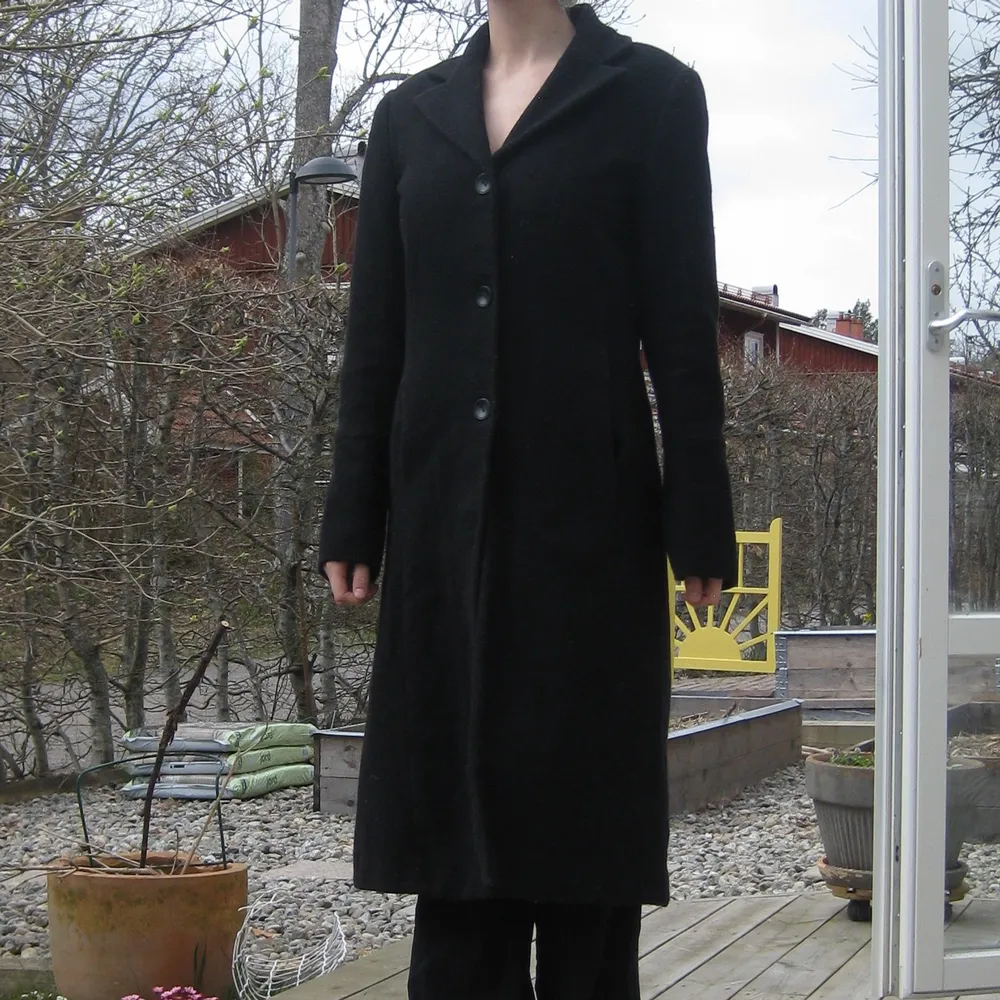 En svart basic kappa i bra skick från VILA i st S. Köparen står själv för frakt eller så möts vi upp i Sthlm🌹. Jackor.