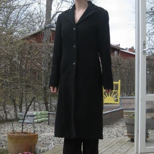 Kappa - En svart basic kappa i bra skick från VILA i st S. Köparen står själv för frakt eller så möts vi upp i Sthlm🌹