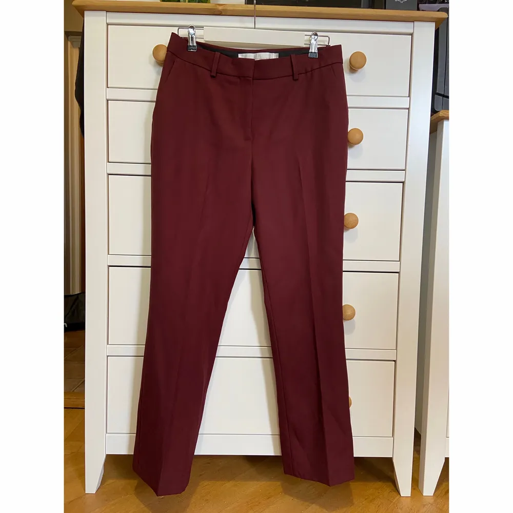 They are wine red suit pants from Victoria Victoria Beckham. Never worn, because they are sadly a little too tight on me. So they’re in perfect condition. Shipping not included . Kostymer.