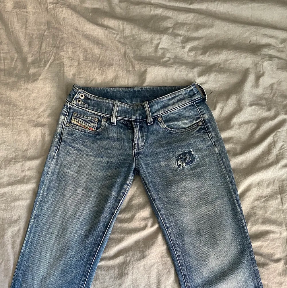 (KÖP DIREKT FÖR 550kr!) lågmidjade jeans från diesel som ger bra rumpis😉jag är ca 165cm❤️innerben: 86cm midjemått (mer runt höfterna): 70cm. . Jeans & Byxor.