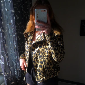 Supersnygg leoprint jacka - Sååå snygg jacka! Som tyvärr aldrig har kommit till användning, endast testad🌟 Storlek 36 men sitter lite tajt så passar nog en 34 också!🌟 