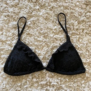 Svart bikinitopp med detaljer  - En svart triangeltopp med fina detaljer, toppen går att använda på hur många olika sätt som helst🖤