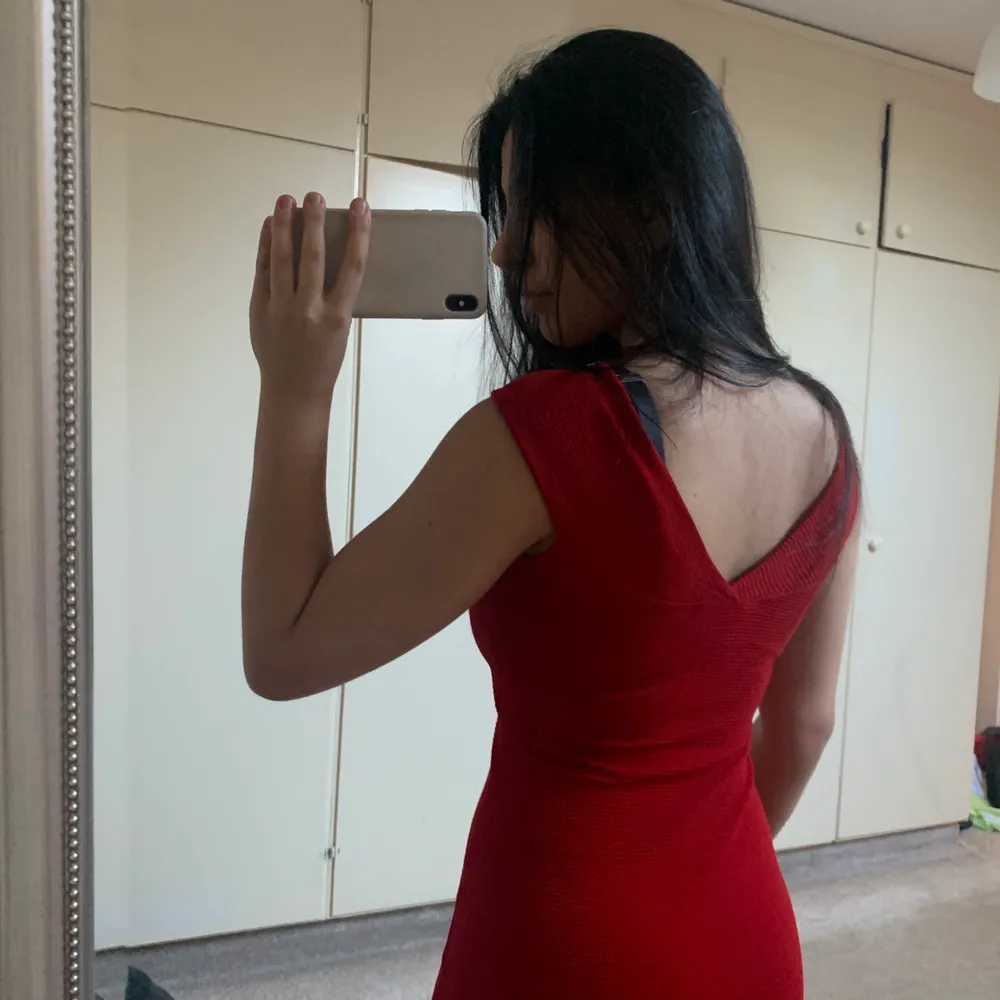 Ursnygg röd klänning som passar perfekt till skolavslutning. Använd 1 gång. . Klänningar.