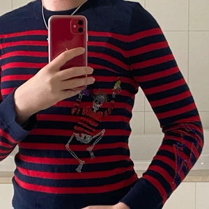 Zadig Et Voltaire Kashmir tröja - Randig kashmirtröja i marinblå och röd, massa fina detaljer såsom knappar och figurer ❤️ endast leverans. Buda i kommentarerna