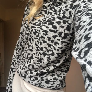Hoodie - Snygg hoodie med leopardprint