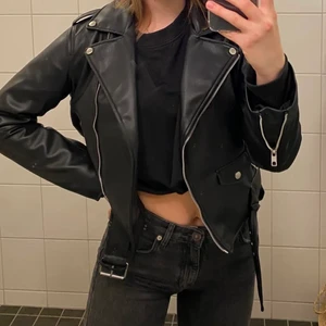 Skinnjacka från Zara 🤍 - Jättesnygg skinnjacka från Zara i storlek L, däremot ganska liten i storlek så skulle säga att den är S/M. Jag säljer för att jag har en annan liknande som passar mig bättre 🤍 Första bilden är lånad 🤍 Skriv till mig vid frågor eller liknande!