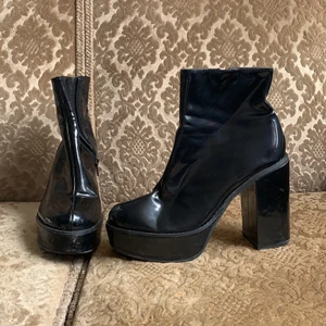 Platåklackar - Mkt snygga klackar från London Rebel i vinylaktigt material. Inspirerade av Marc Jacobs skorna. Använder inte pga har liknande. 🌹 finns tecken på användning på innersidan, alltså utsidan som är innåt, av skorna därav det billiga priset, kan skicka bild!