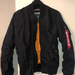 Alpha industries bomberjacka  - Svart bomberjacka från Alpha industries, fint skick. Köpt för 1800:-