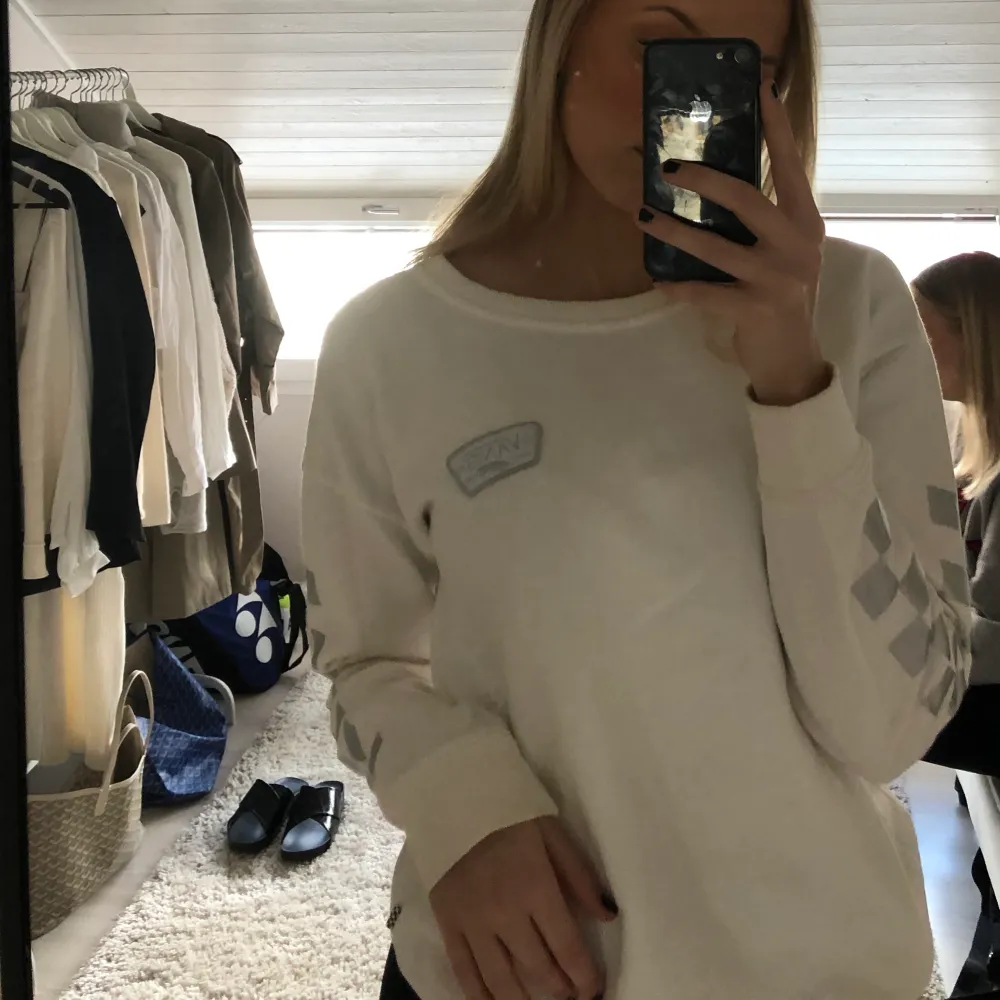 Jättesnygg Vit sweatshirt från vans!!🤍 Silvriga detaljer längs armarna och logga där fram✨ Inköpt för något år sen men kommer inte till användning. Nypris: 400. Tröjor & Koftor.