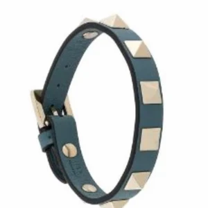 Valentiono armband -  Säljer detta jättefina knappt använda Valentino är en band som är i färgen grön. Buda från 850 eller köp direkt för 950kr ☺️💞💞💞