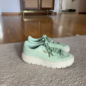 Puma sneakers  - Mint-pastellgröna sneakers från puma med tjock sula i stl.37. Lite smutsiga på sulorna då de är använda men kan enkelt tvätta av dem! Utöver det, i bra skick!   